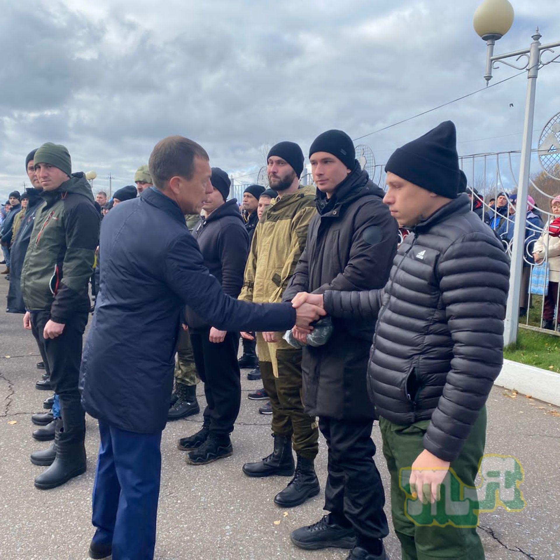 Түбән Кама халкы өлешчә мобилизациягә чакырылган резервтагы хәрбиләрнең бишенче төркемен озатты