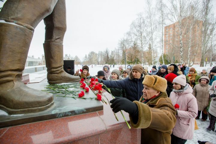 Гомере аның  моңлы бер җыр иде...