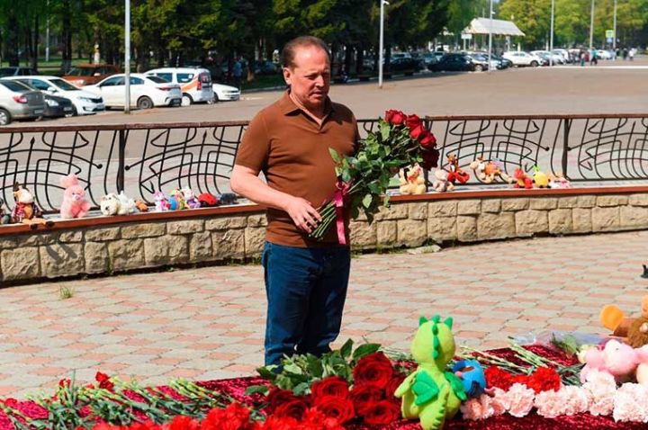 Түбән Кама шәһәре мэры Айдар Метшин Казанның 175 нче гимназиясендә булган атышудан якыннары һәлак булган кешеләрнең кайгыларын уртаклашуы турында Инстаграмдагы битендә язган