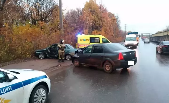 БСИ территориясендә «Приора» һәм «Логан»  машиналары бәрелешкән