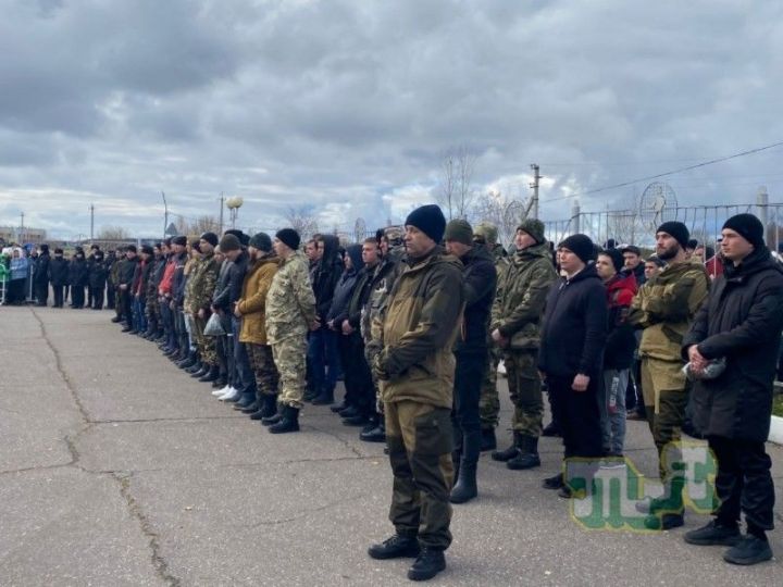 Түбән Кама халкы өлешчә мобилизациягә чакырылган резервтагы хәрбиләрнең бишенче төркемен озатты