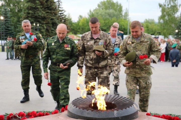 Түбәнкамалылар Бөек Ватан сугышында һәлак булганнар истәлегенә Мәңгелек утка чәчәкләр салдылар