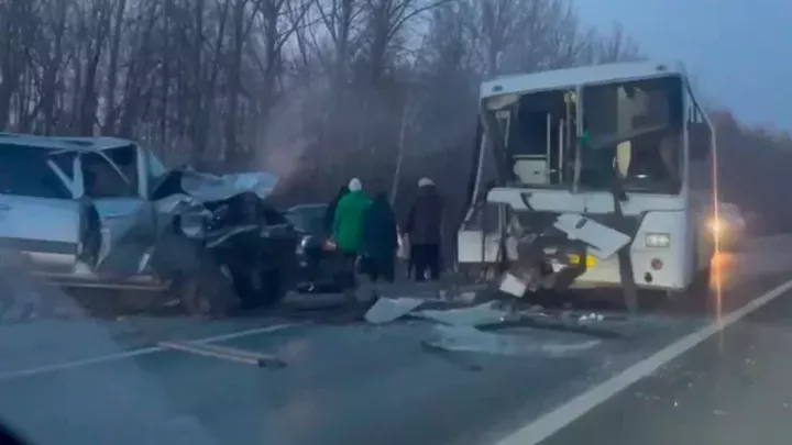 Түбән Кама янындагы трассада внедорожник автобус белән бәрелешкән: видео