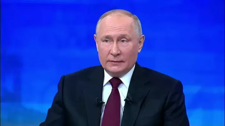 Путин пенсионерларның торак-коммуналь хуҗалыгы комиссиясеннән азат ителүен раслады