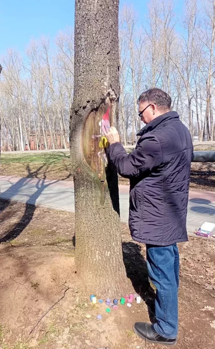 Түбән Камада агачларга рәсемнәр ясап, аларны җимерелүдән саклыйлар