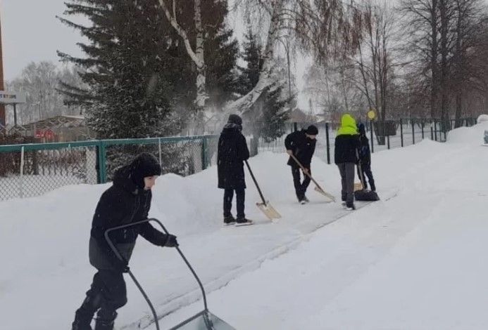 Түбән Кама укучылары әти-әниләре белән көн саен мәктәп территорияләрен кардан чистартуга чыга